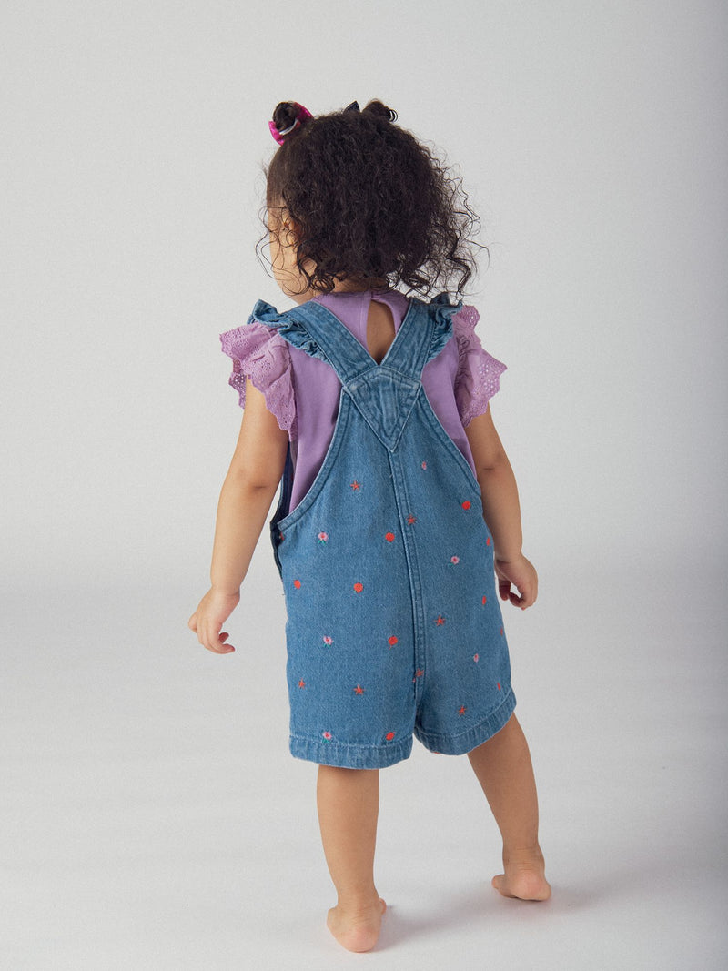Salopette curta em denim com bordados florais e frutais para menina