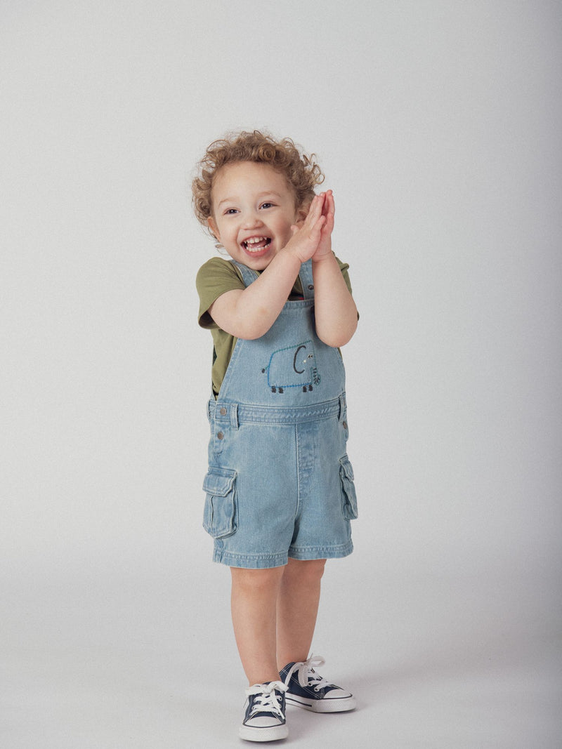 Salopete curta em denim claro com padrão de "Elefante" para bebés rapazes