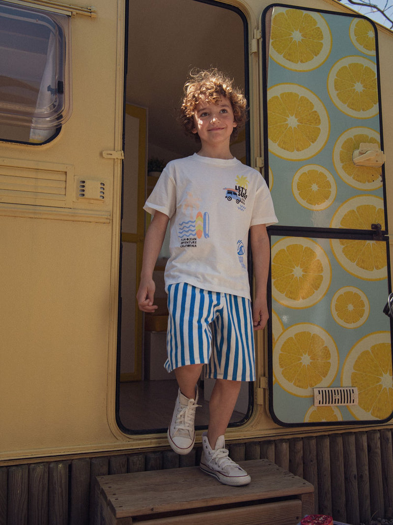 T-shirt ecru com animações de praia para meninos