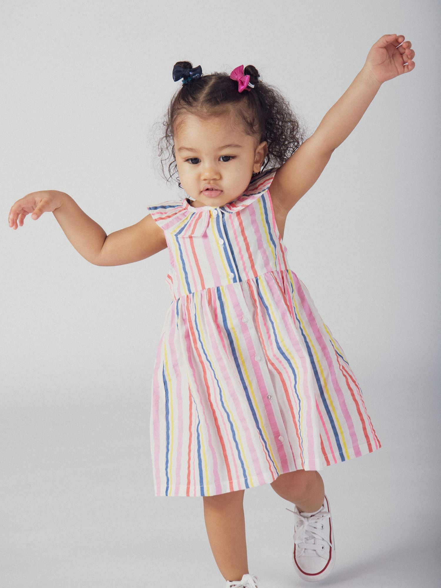 Vestido às riscas multicolores com gola de volantes para bebé menina
