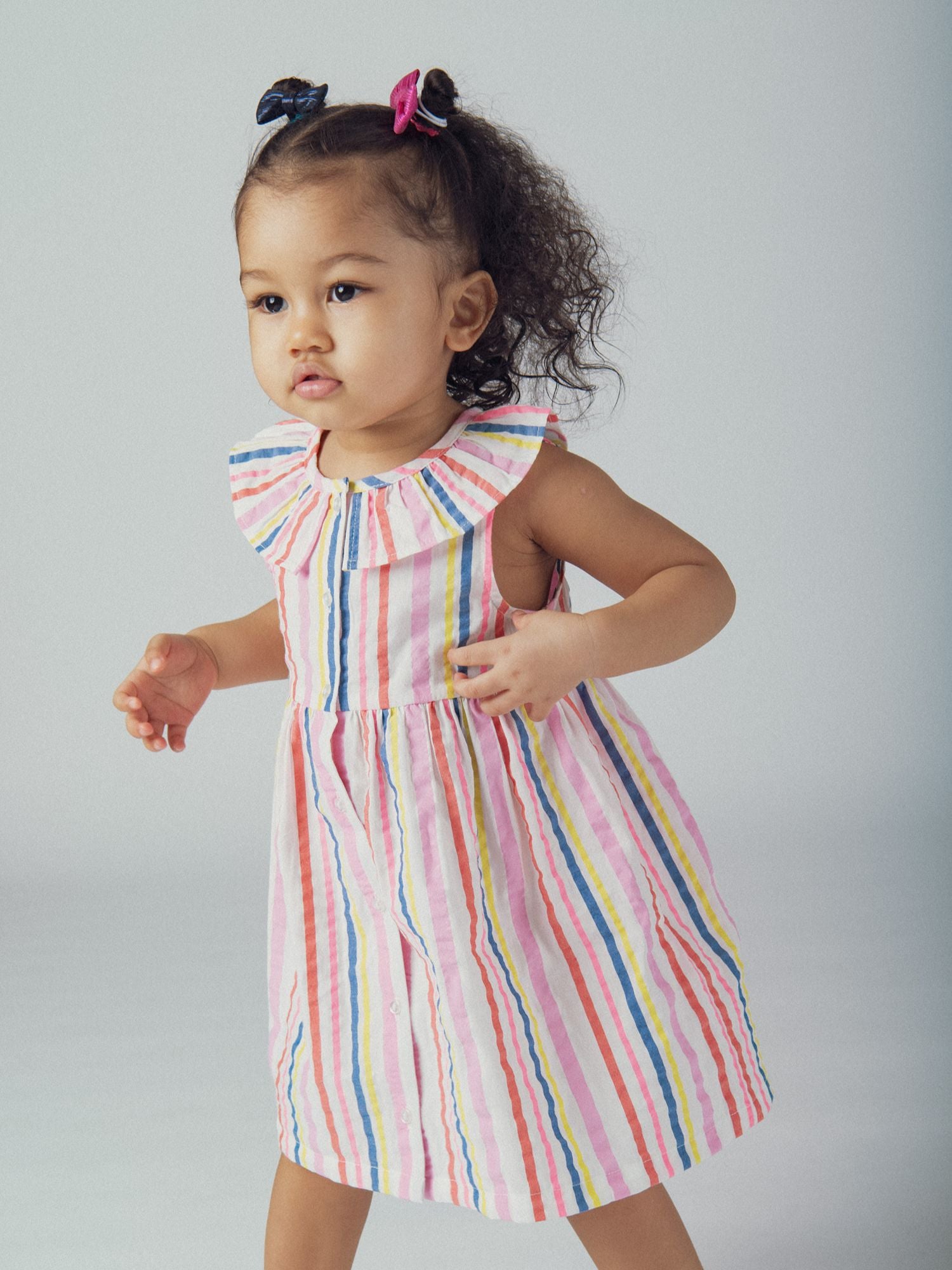 Vestido às riscas multicolores com gola de volantes para bebé menina