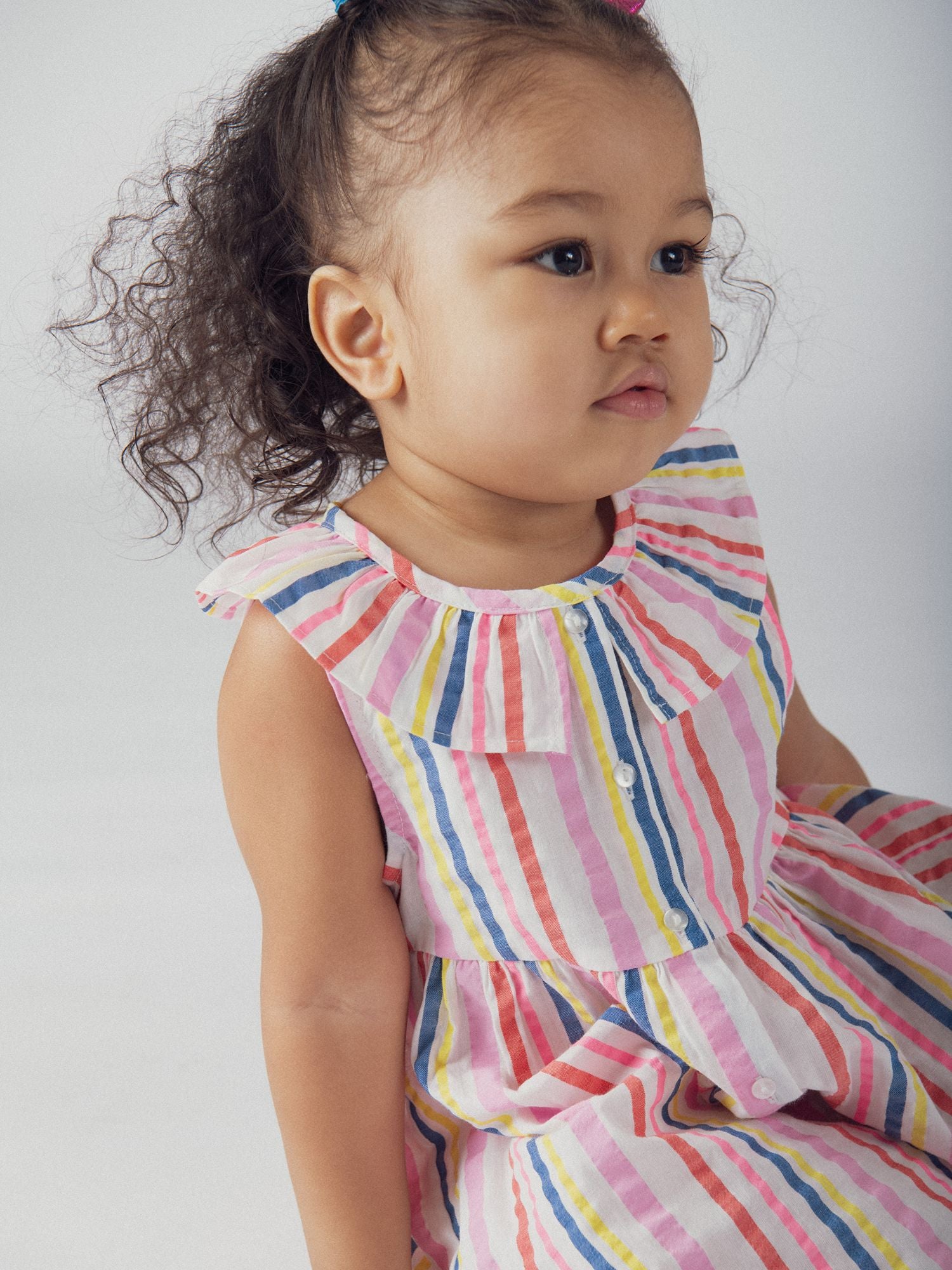 Vestido às riscas multicolores com gola de volantes para bebé menina