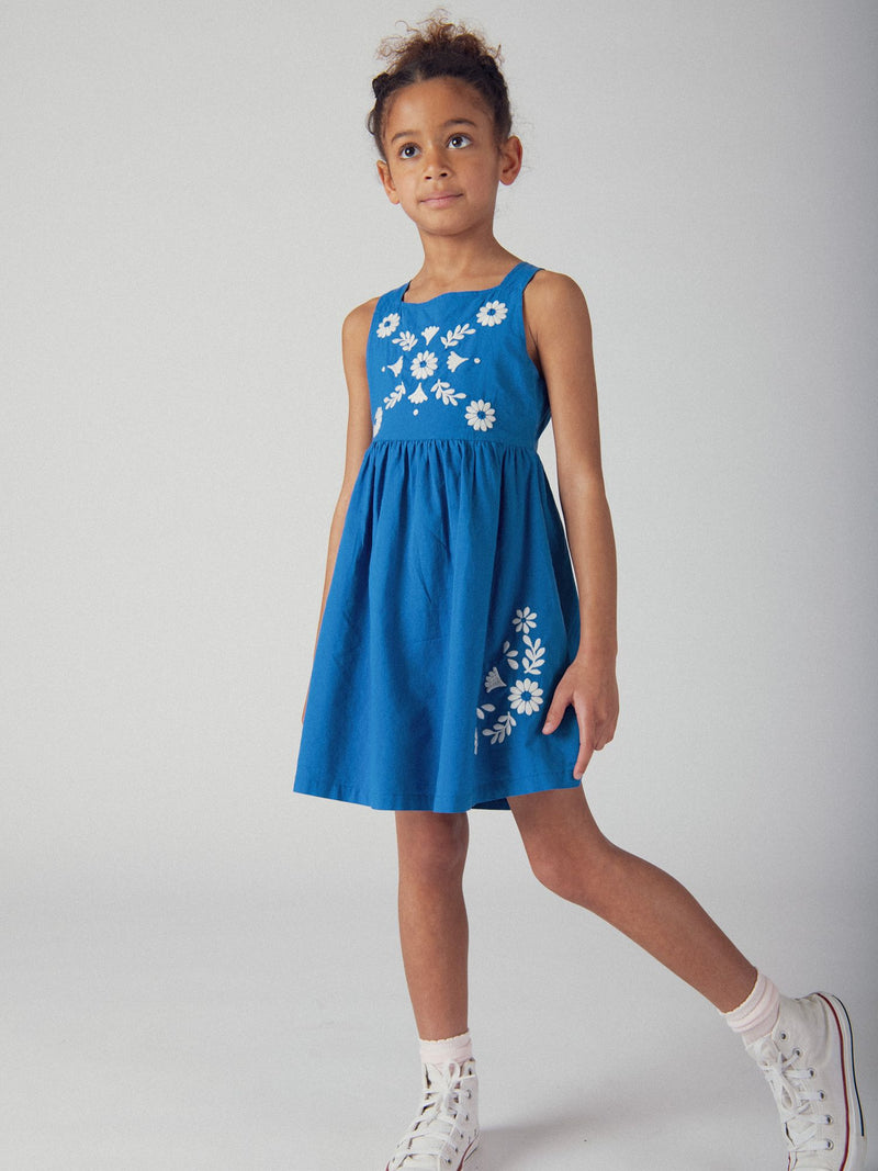 Vestido azul com bordados florais para meninas