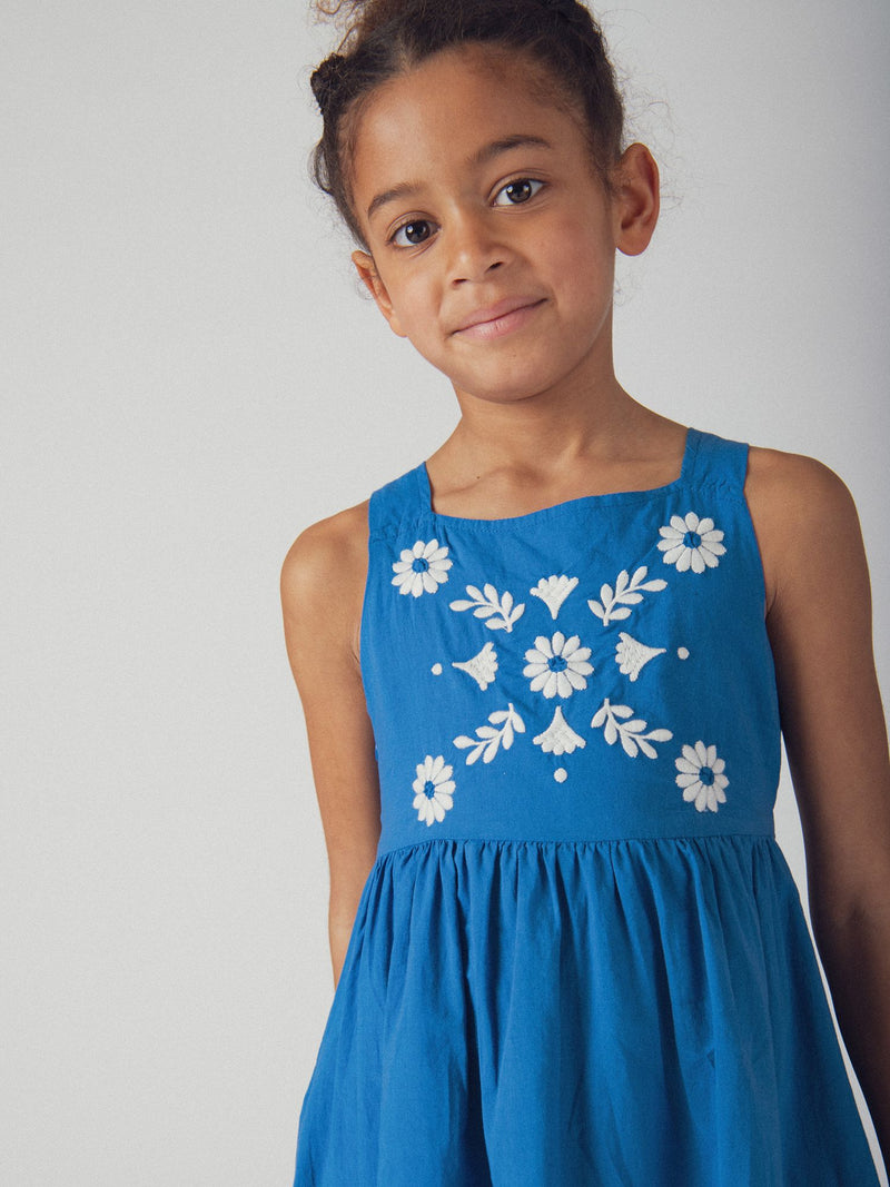 Vestido azul com bordados florais para meninas