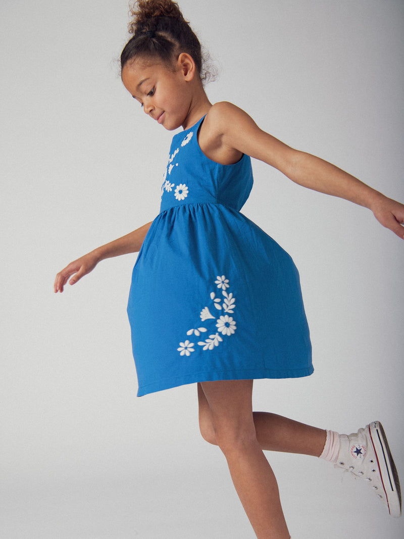 Vestido azul com bordados florais para meninas
