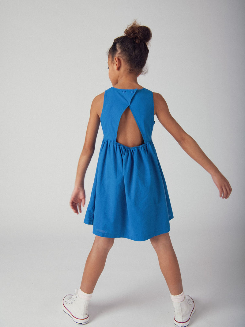 Vestido azul com bordados florais para meninas