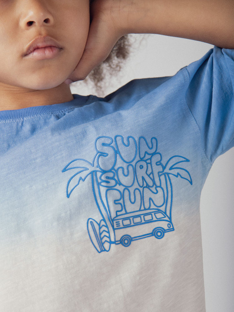 T-shirt tie-dye azul e laranja para menino