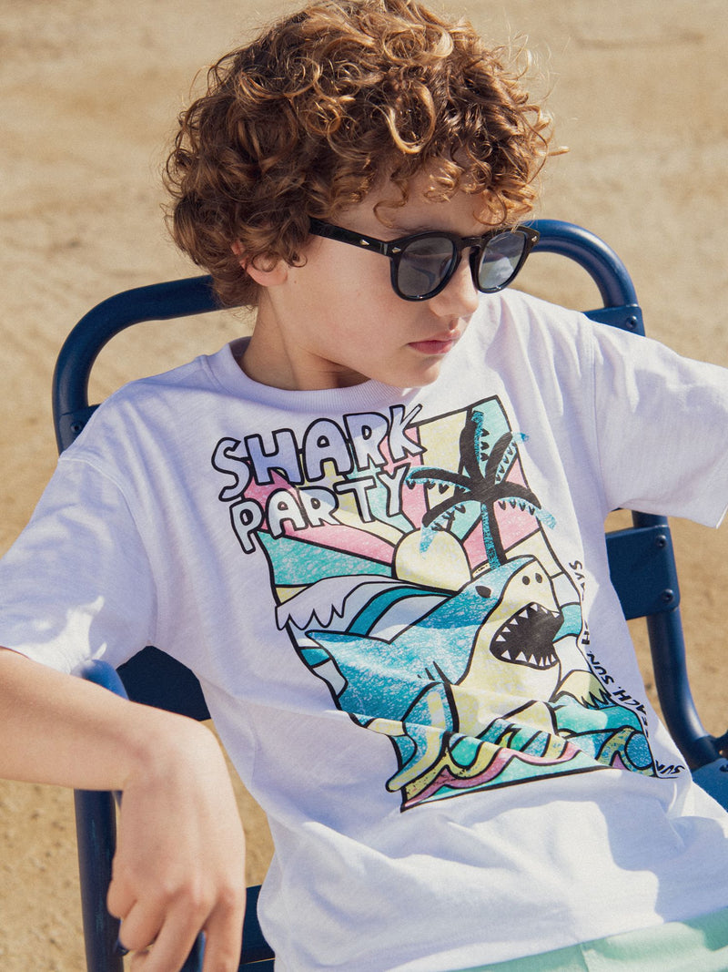 T-Shirt Branca com Animação de Tubarão para Menino