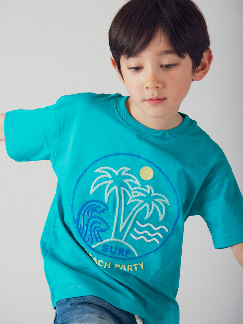 T-shirt azul turquesa com animação de praia para menino