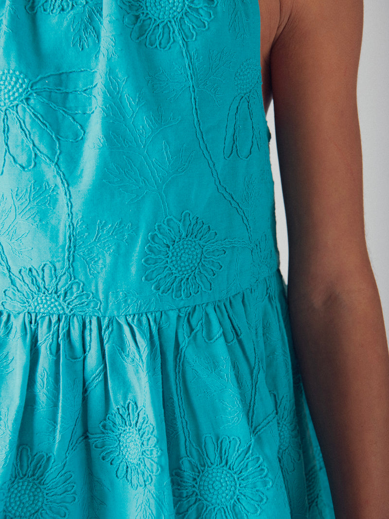 Vestido azul totalmente bordado para meninas