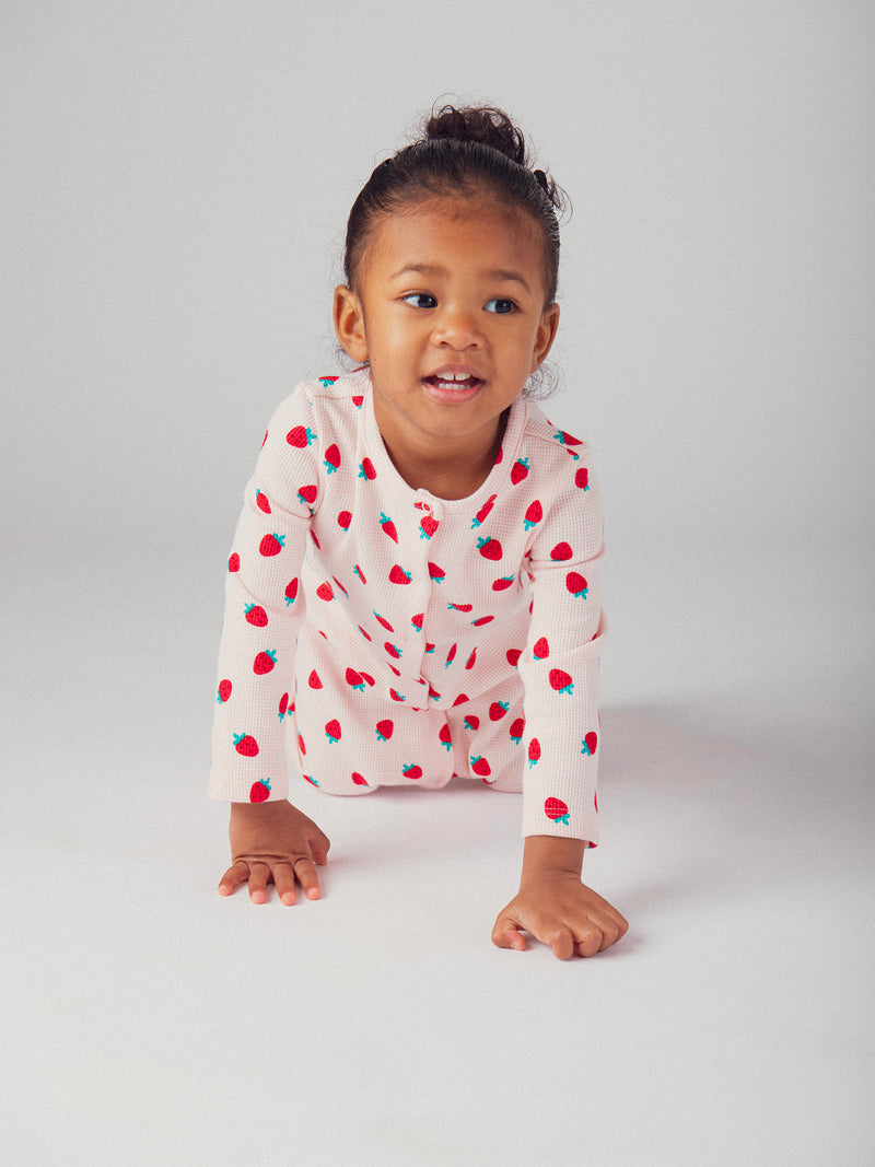 Grenouillère rose avec imprimé intégral fraises pour bébé fille