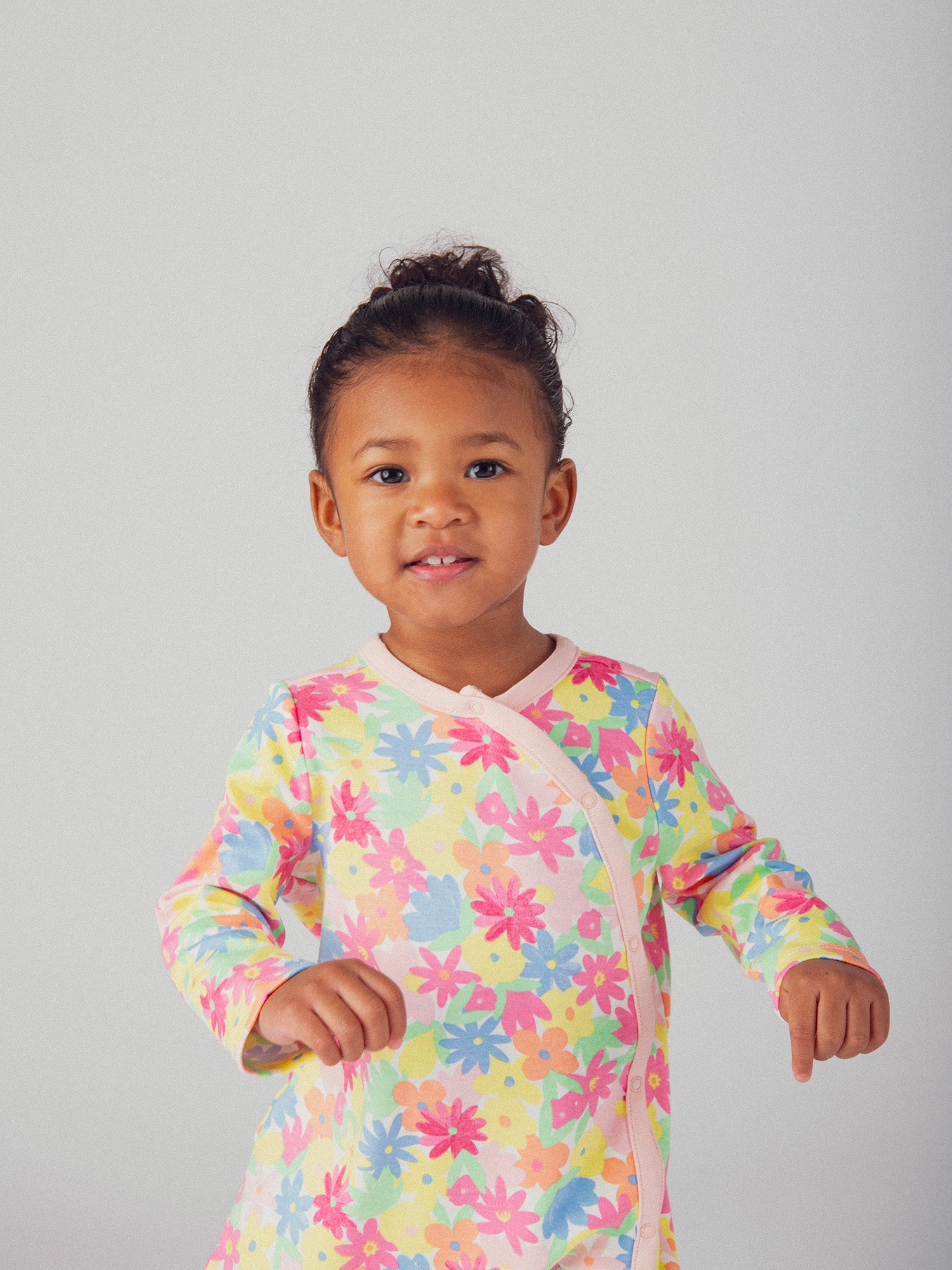 Grenouillère écrue avec imprimé intégral fleurs multicolores pour bébé fille