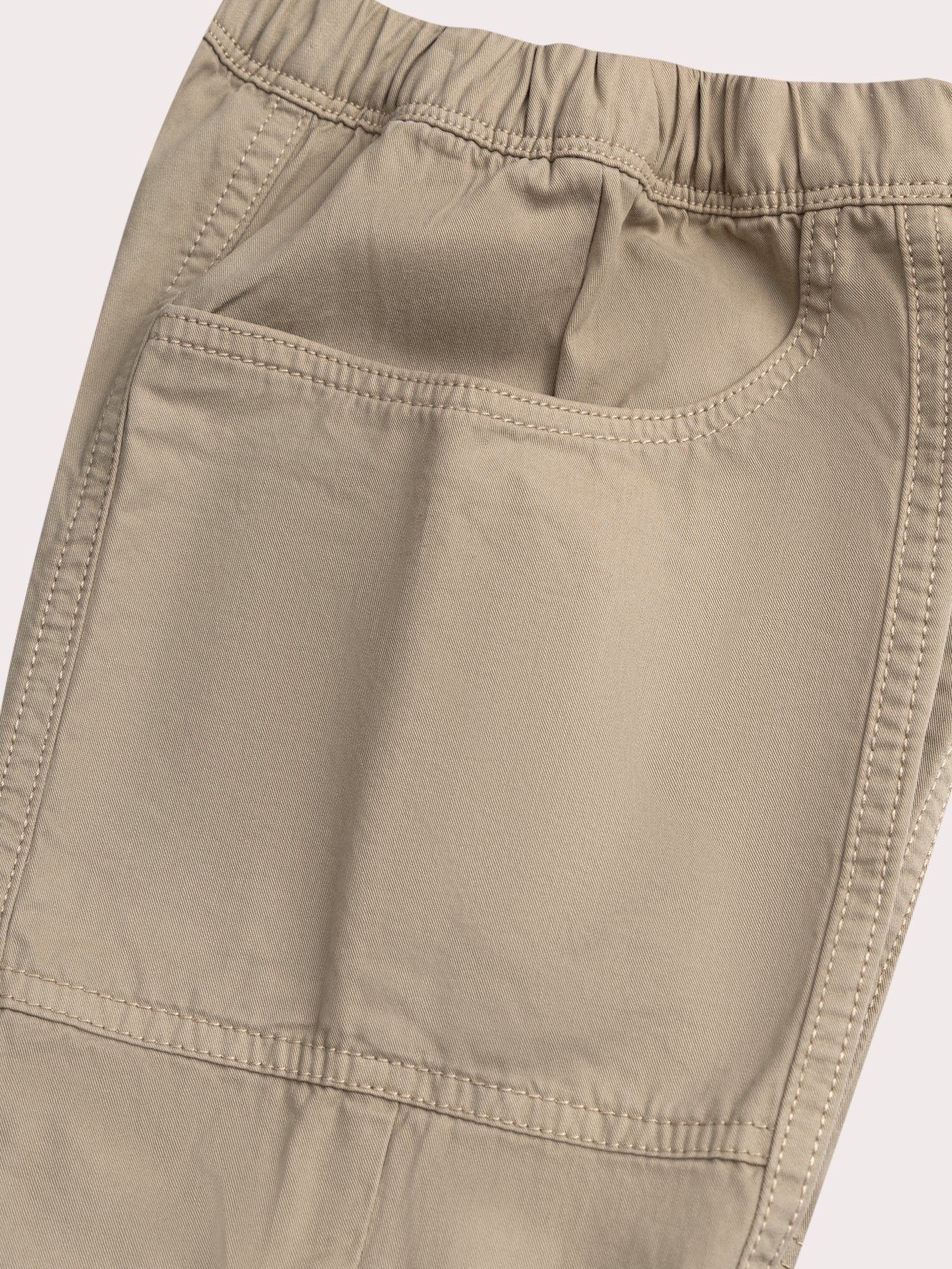 Calças beiges com bolsos estranhos