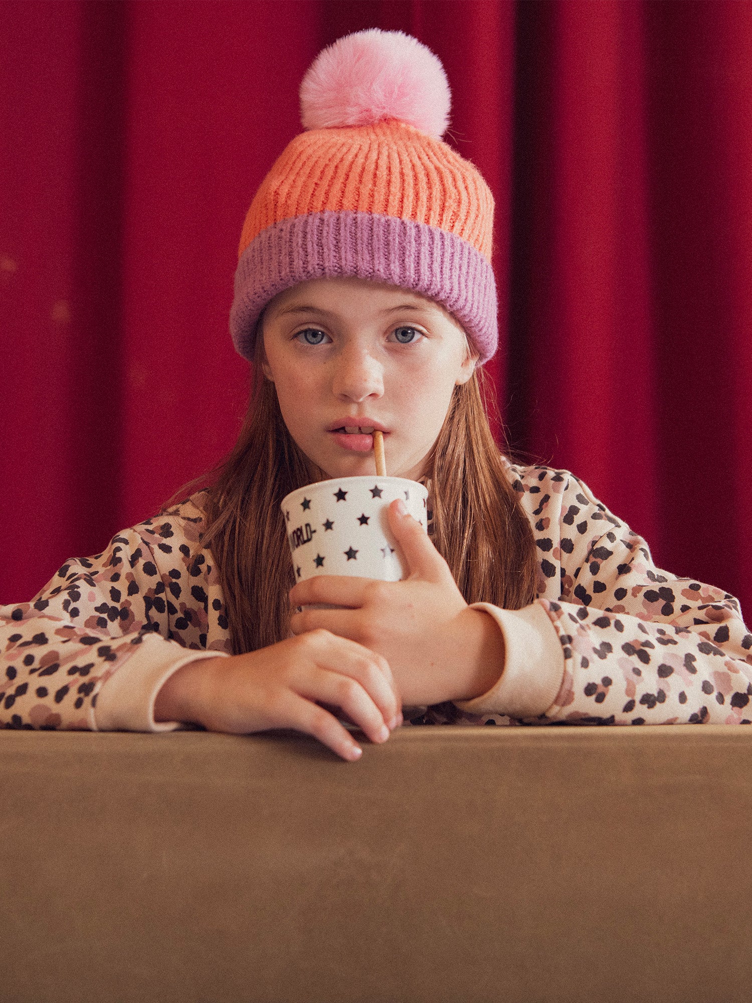 Bonnet bicolore à pompon pour fille