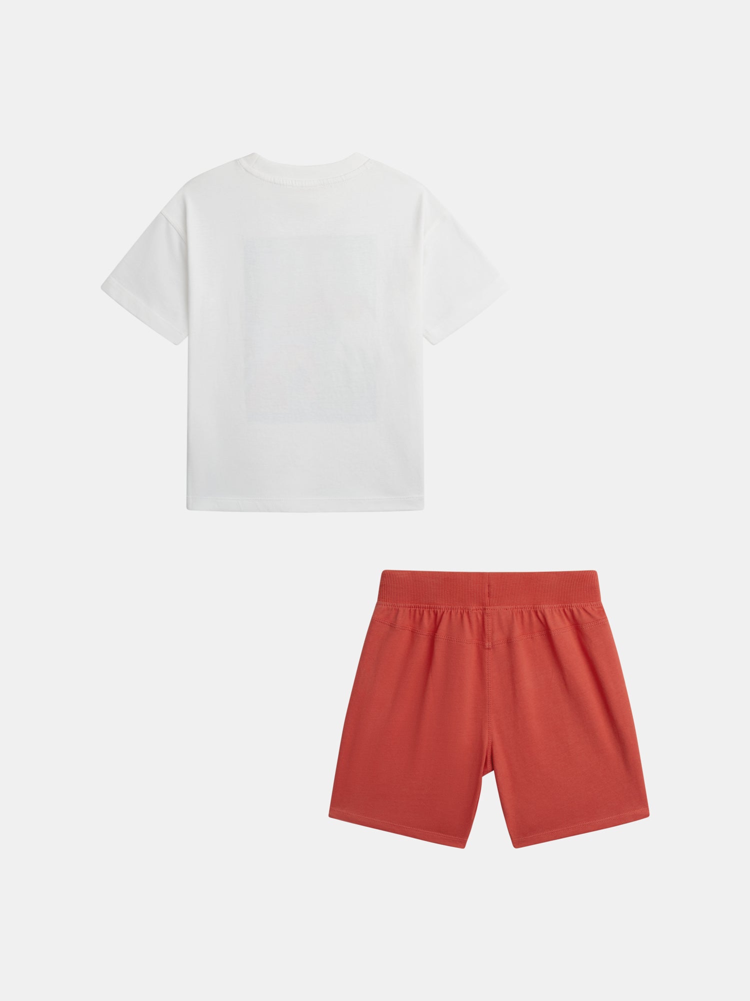 Conjunto de t-shirt ecru e calções vermelhos com animação para menino
