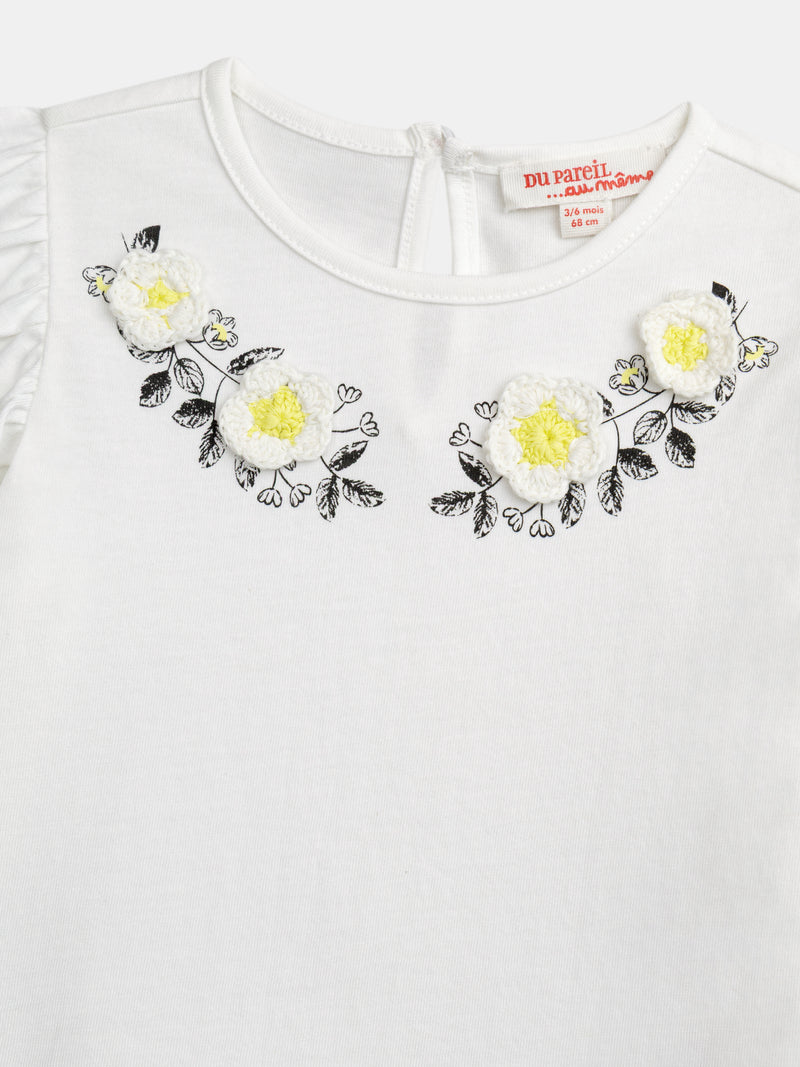 Camiseta ecru bordada com flores e mangas de ondas para menina