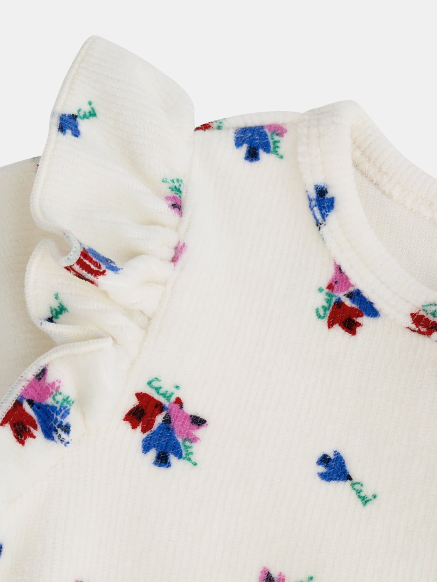 Macacão creme com folhos e padrões de pequenos pássaros e flores para menina