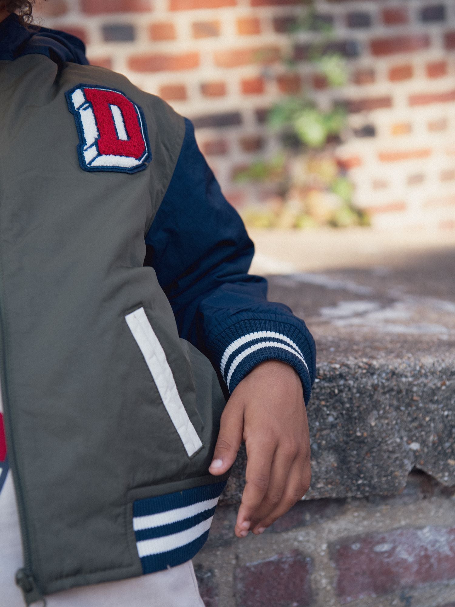 Casaco colorblock com capuz para menino