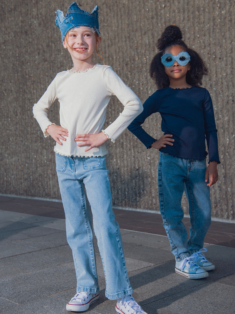 Jeans em denim azul claro com bolsos para meninas