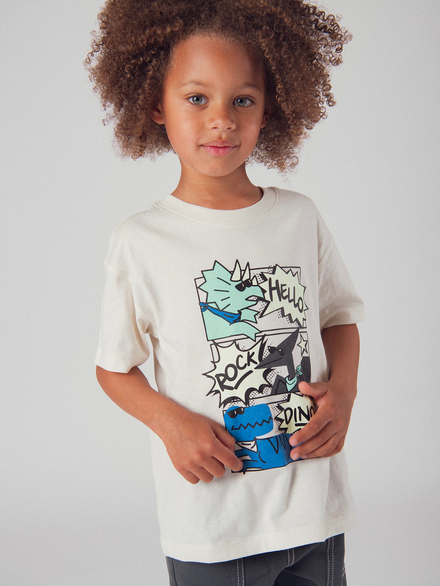 T-shirt ecru com animação de dinossauros em banda desenhada para rapazes