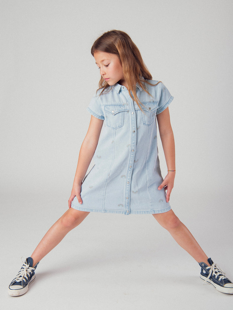 Vestido de denim azul claro com estampado de arco-íris para meninas