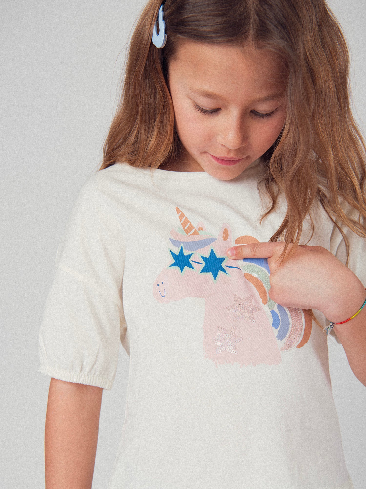 T-shirt creme com animação de cabeça de unicórnio para meninas