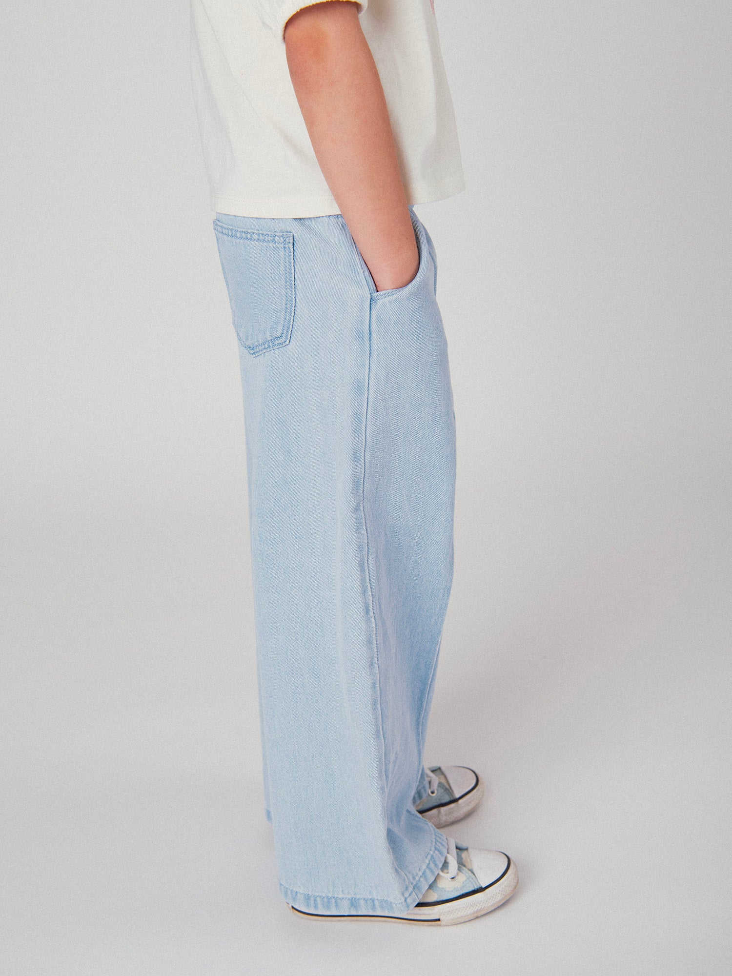 Calças em denim azul claro com bolsos para meninas