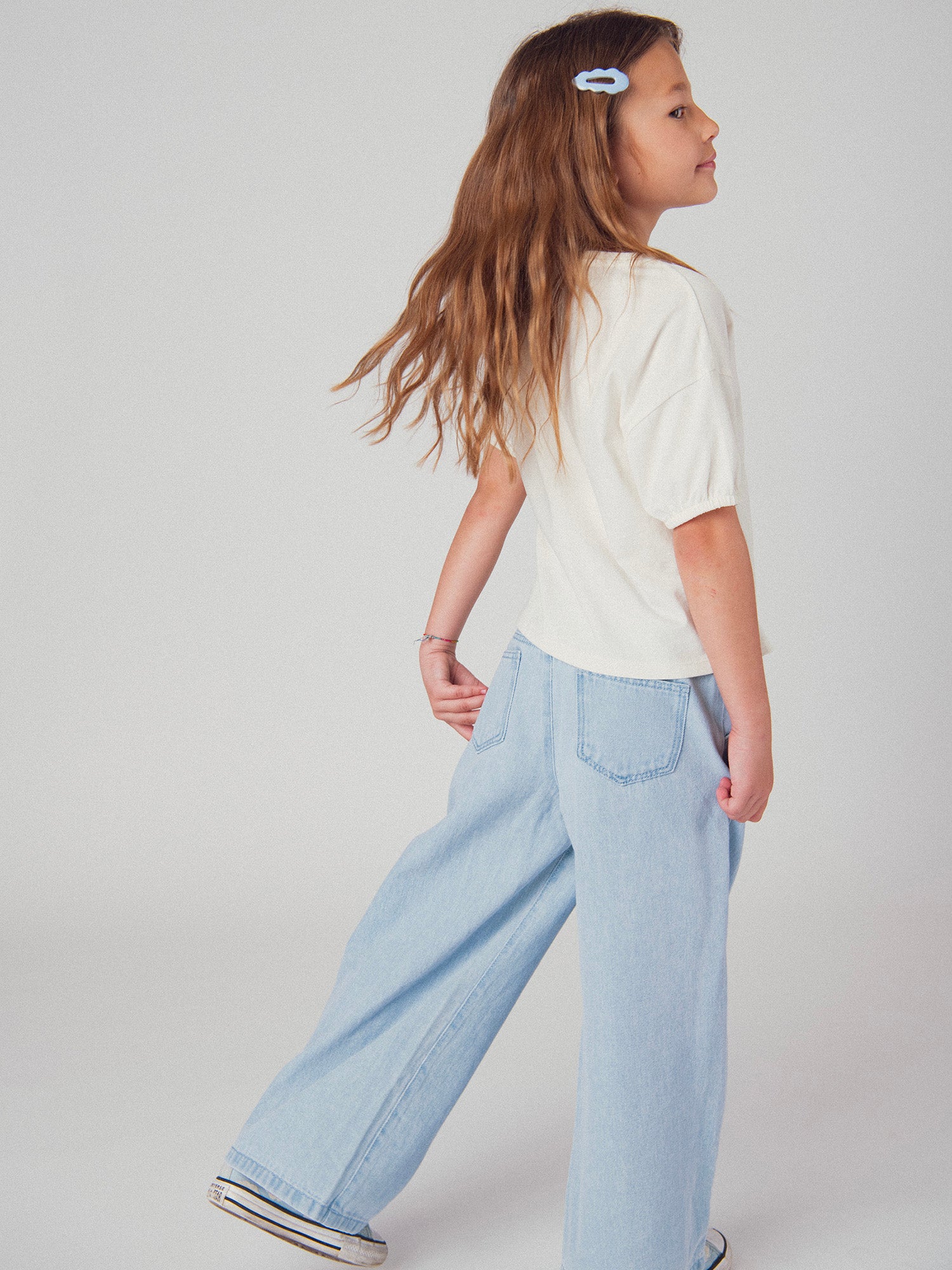 Calças em denim azul claro com bolsos para meninas