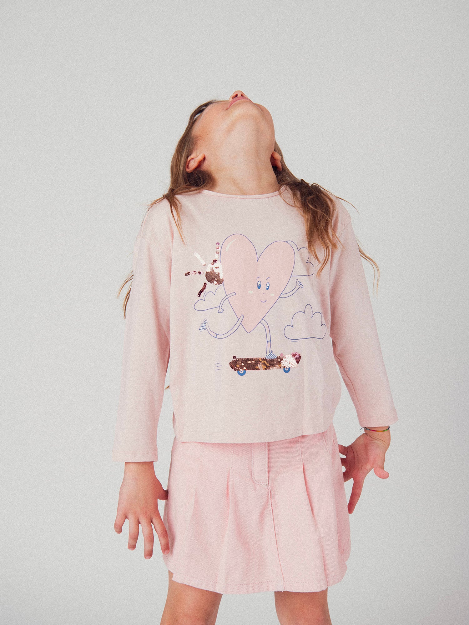 T-shirt rosa claro com animação de coração para meninas