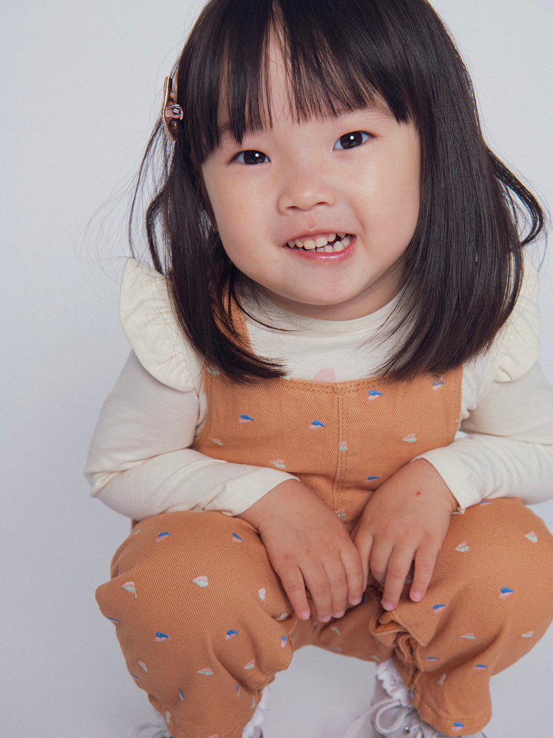 Macaco em twill "caramelo" com bordados de corações para meninas