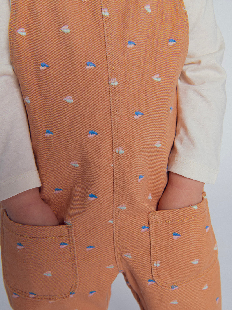 Macaco em twill "caramelo" com bordados de corações para meninas