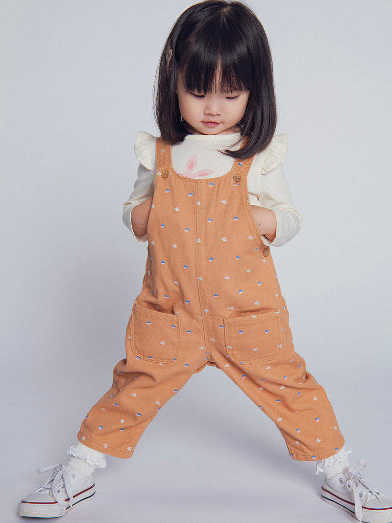 Macaco em twill "caramelo" com bordados de corações para meninas