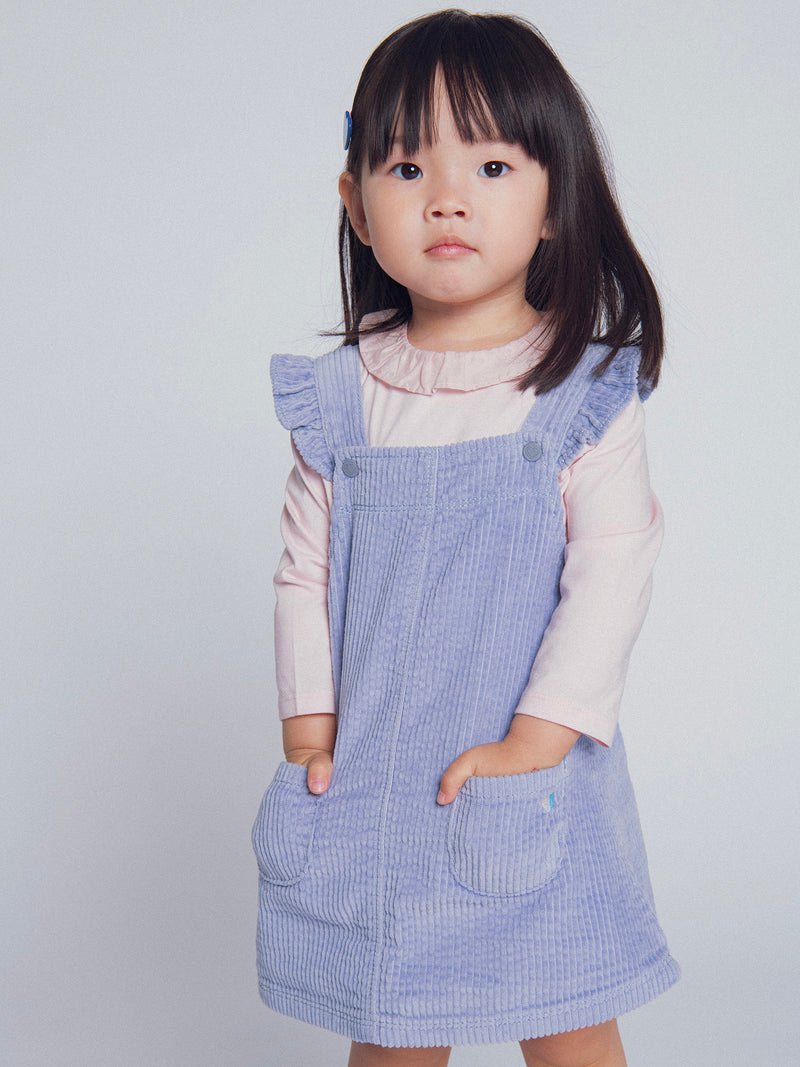 Vestido tipo jardineira em veludo azul para menina