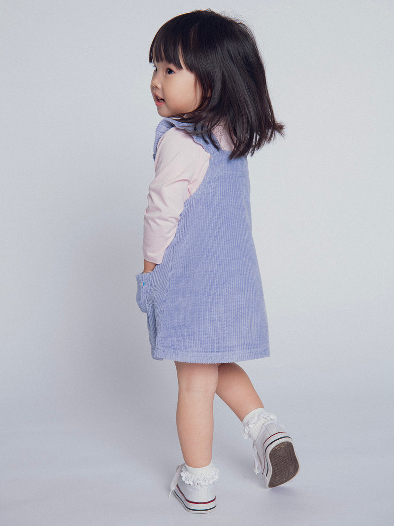 Vestido tipo jardineira em veludo azul para menina