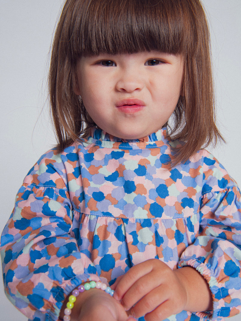 Vestido estampado com gola de volantes para menina