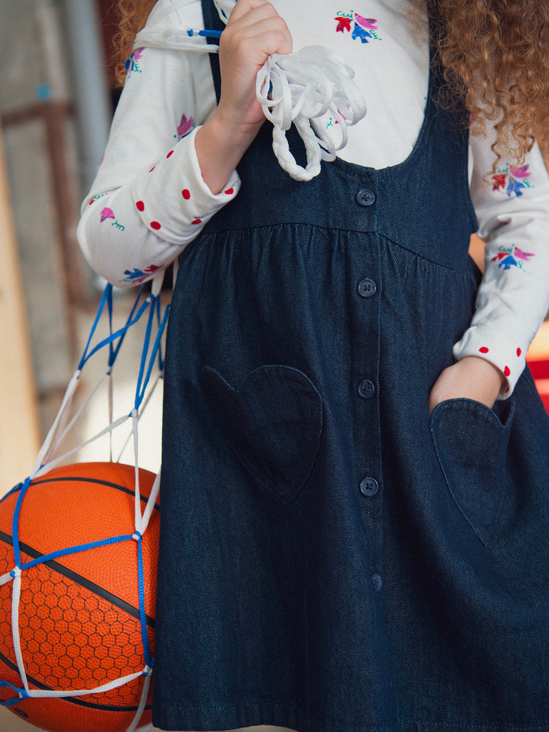 Vestido de denim azul com bolsos em forma de coração para meninas