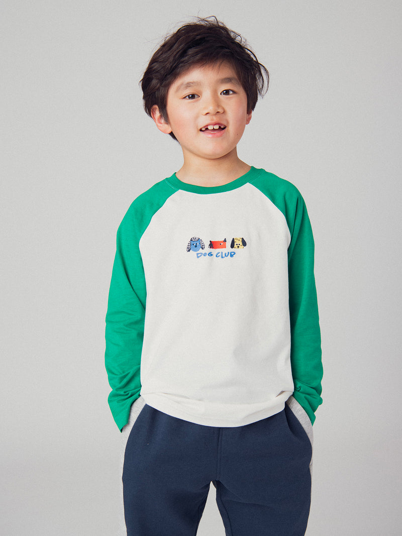 T-shirt creme de mangas longas com mangas verdes e bordado de cabeças de cães para menino