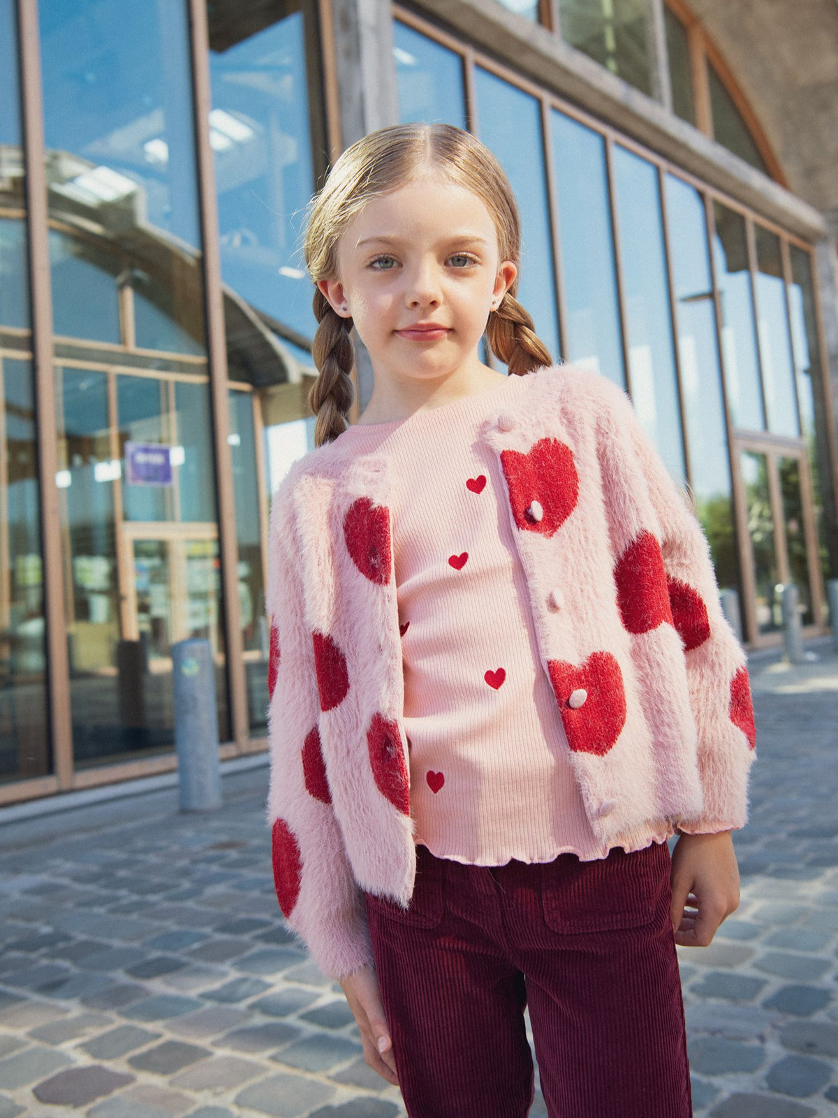 Cardigan rosa com padrão de corações para meninas