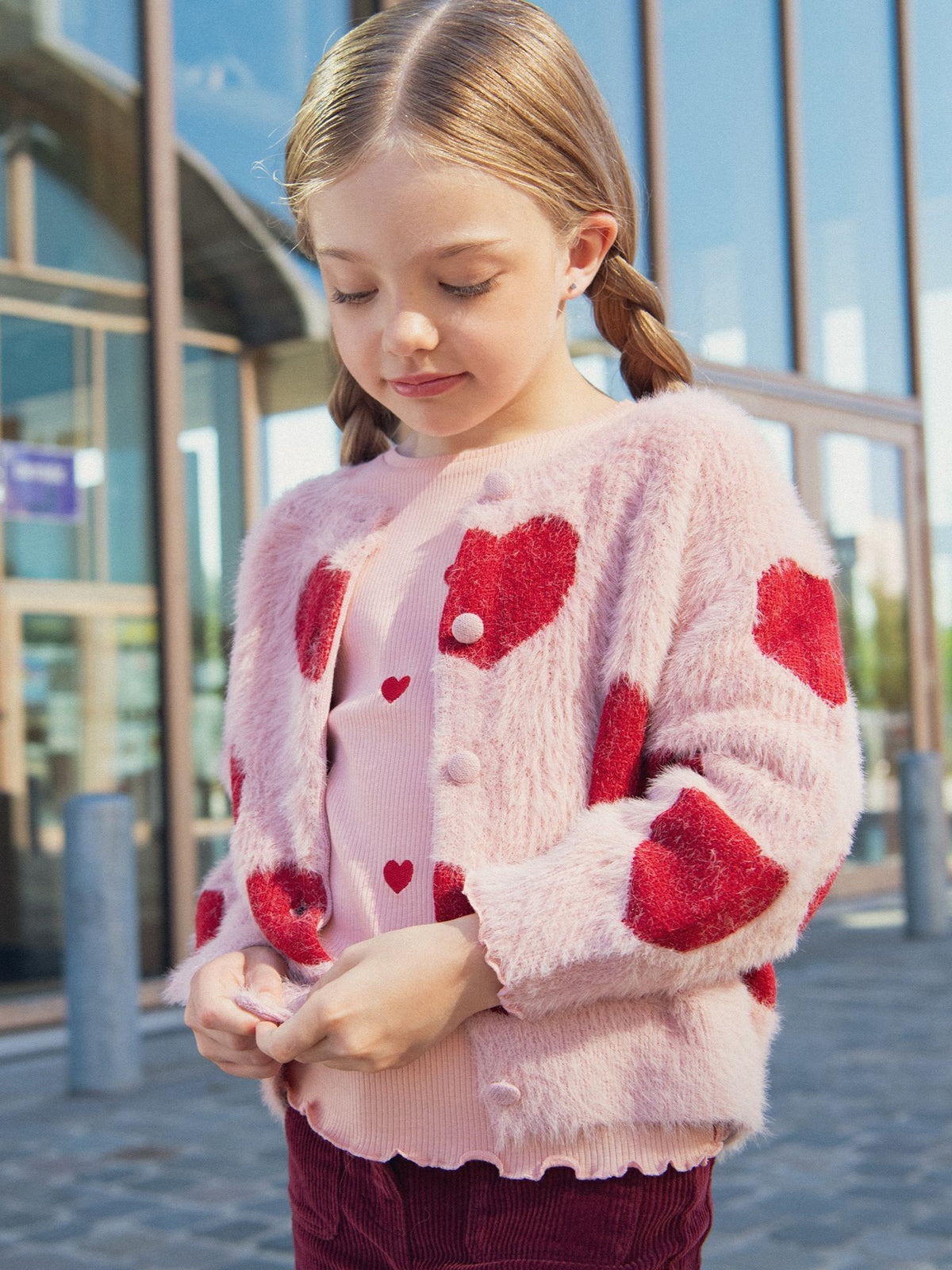 Cardigan rosa com padrão de corações para meninas