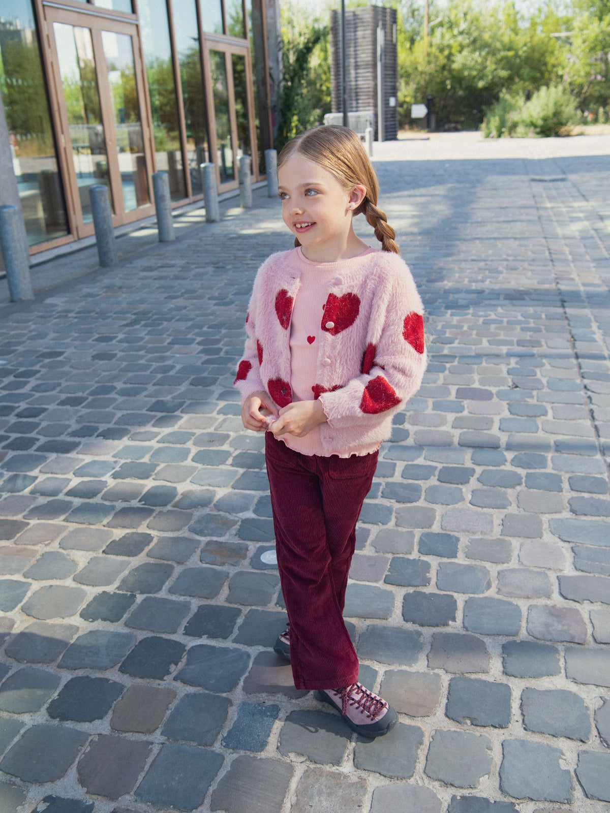 Cardigan rosa com padrão de corações para meninas