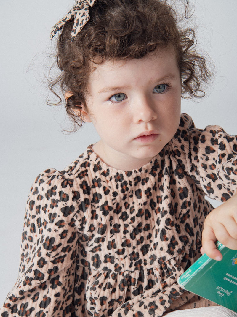 Vestido em veludo cotelê bege com estampado de leopardo para bebé menina
