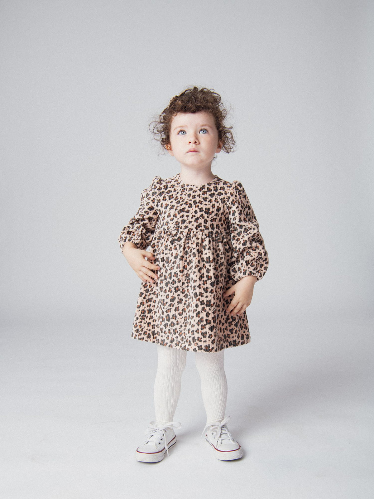 Vestido em veludo cotelê bege com estampado de leopardo para bebé menina