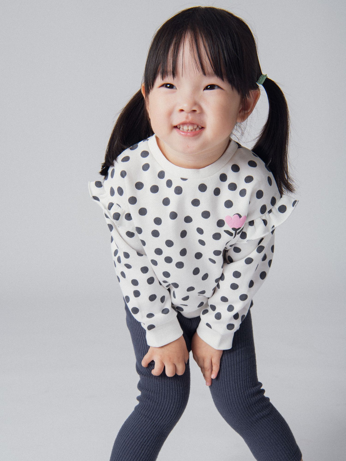 Conjunto de sweatshirt com bolinhas e leggings caneladas para menina bebé