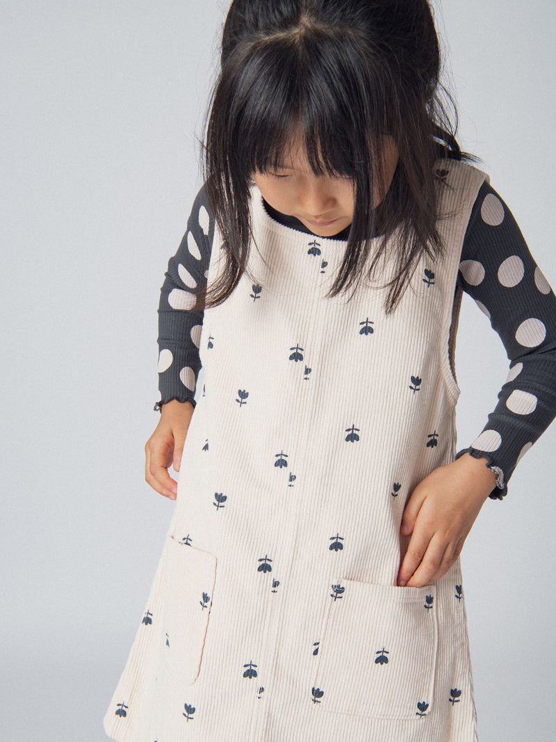 Vestido em veludo de côr grossa com padrão de flores para menina