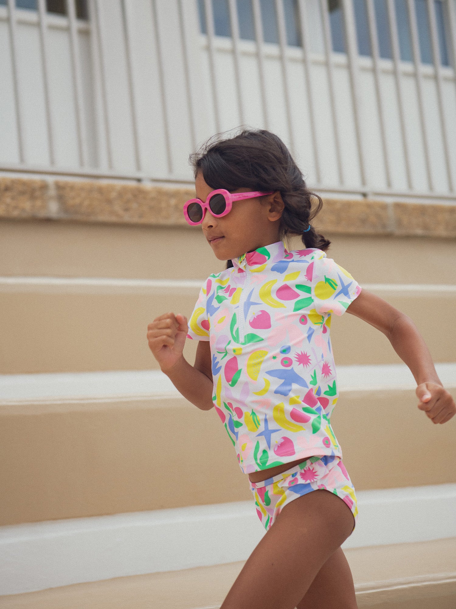 Conjunto de banho UPF 50+ 2 peças com estampado colorido para menina