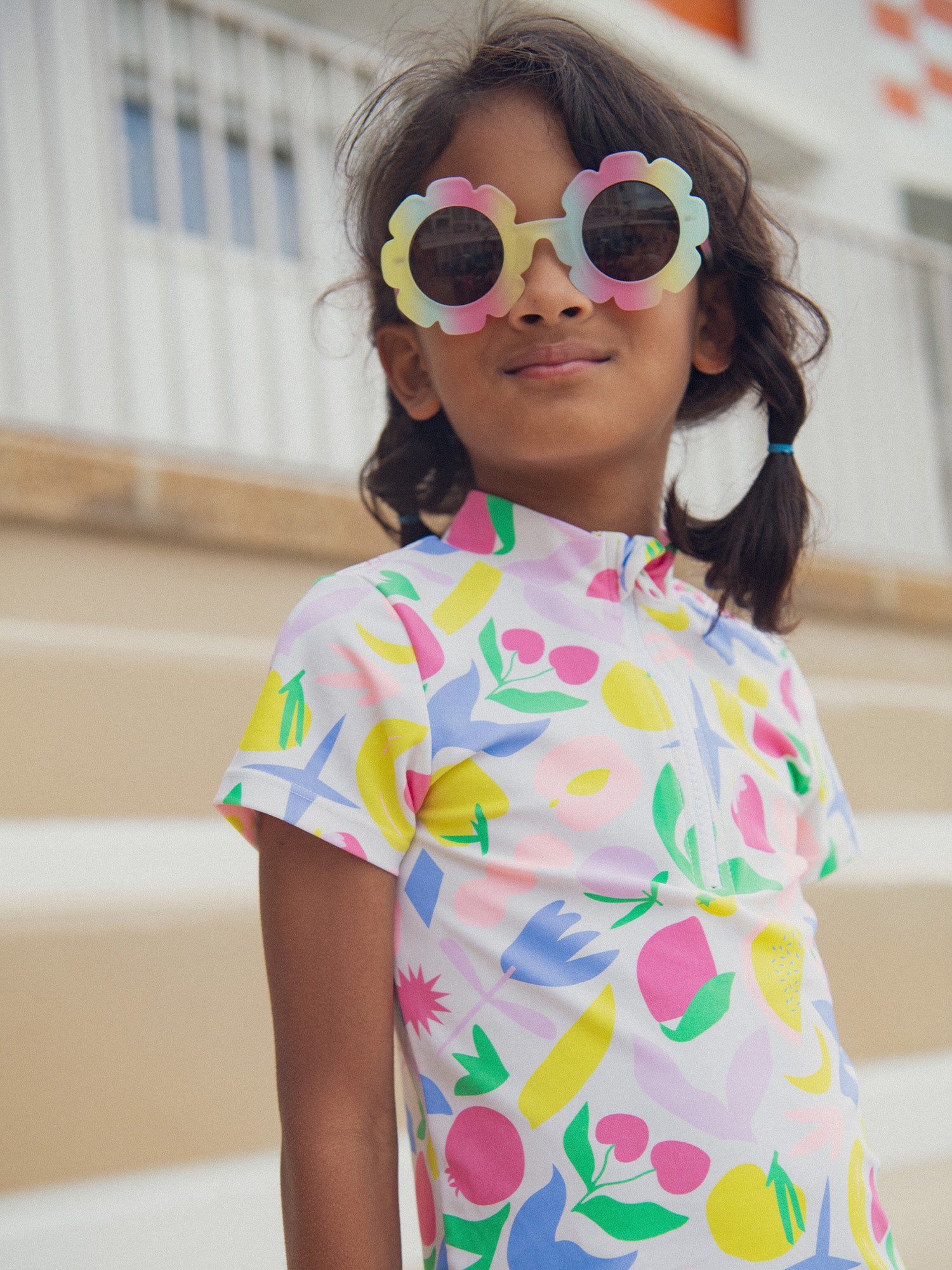 Conjunto de banho UPF 50+ 2 peças com estampado colorido para menina