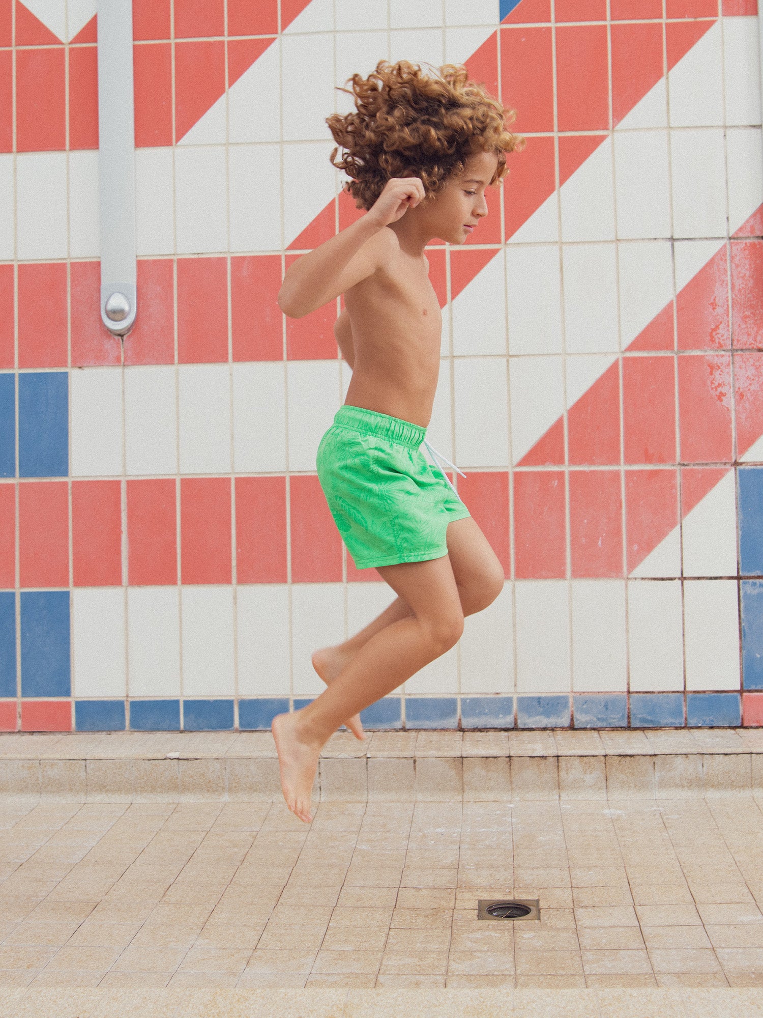 Calções de banho impressos reativos à água para rapazes