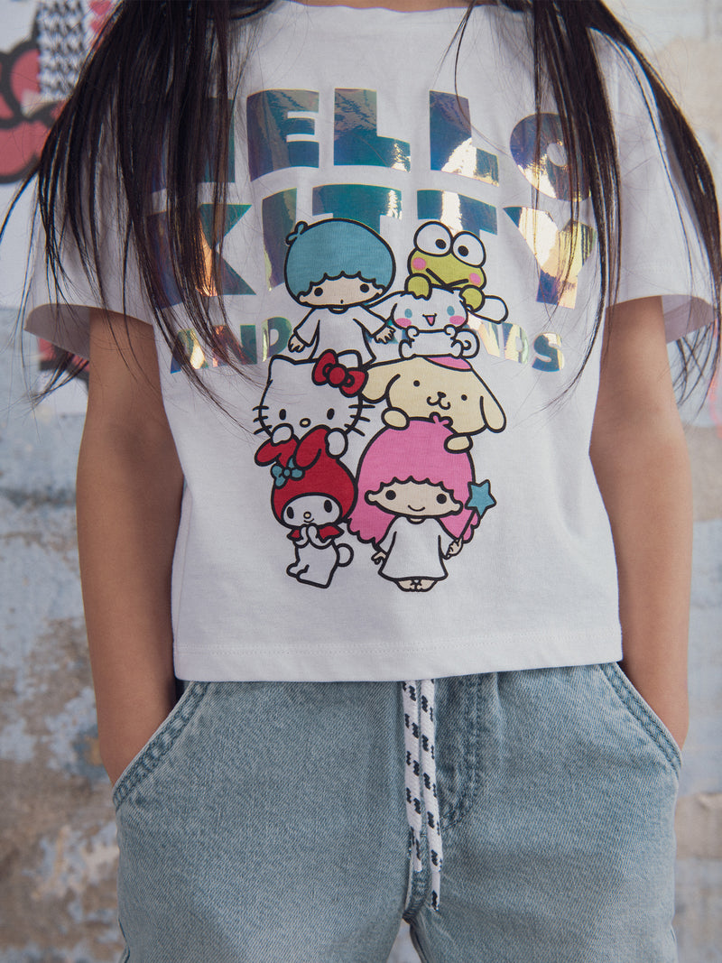 T-shirt branca com Hello Kitty e amigos