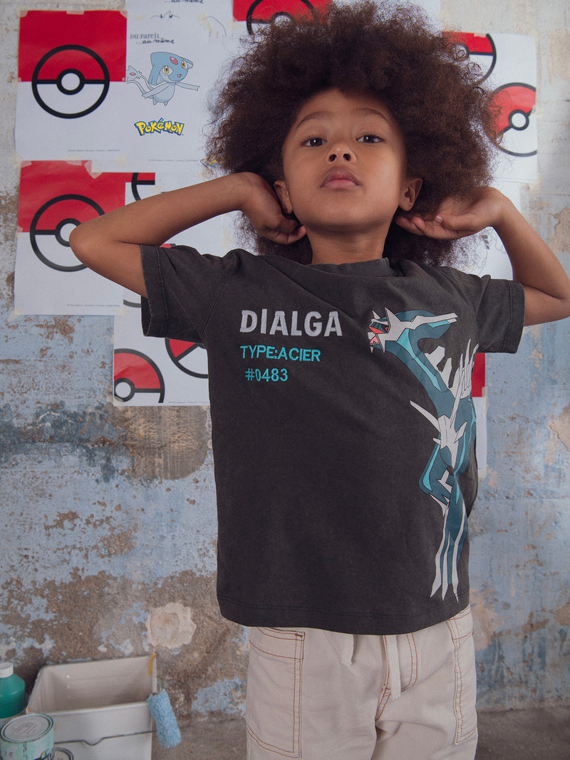 T-shirt cinza com animação de Pokémon Dialga