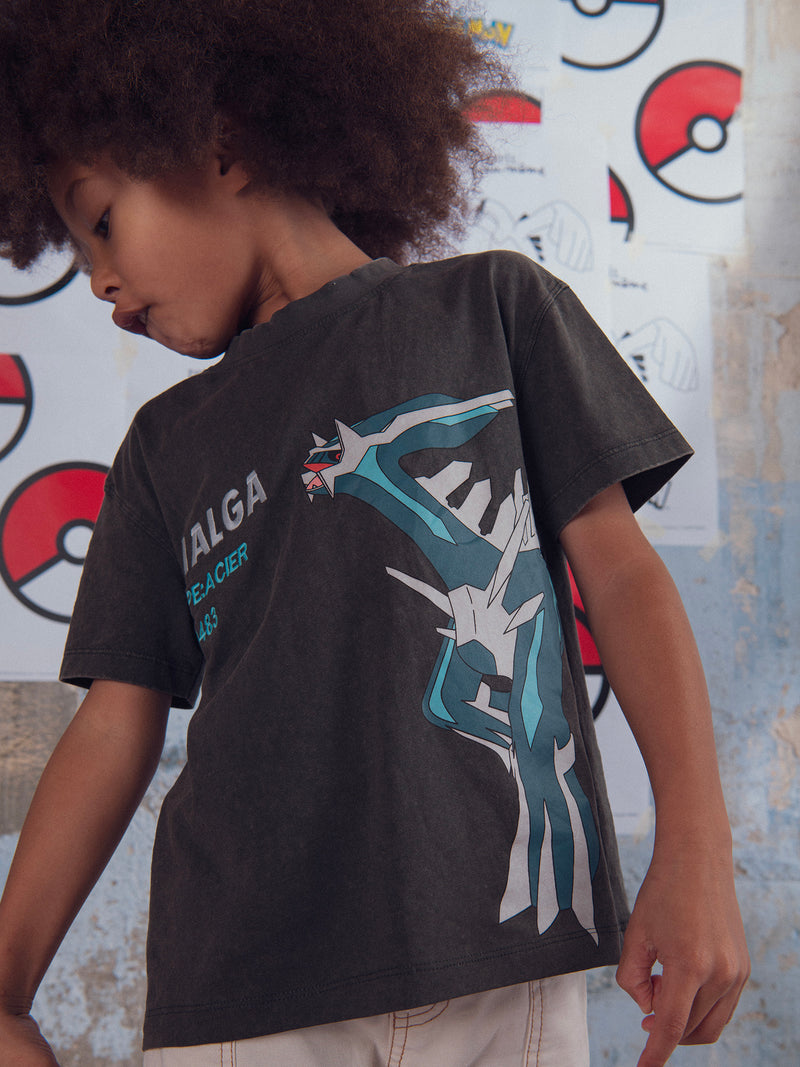 T-shirt cinza com animação de Pokémon Dialga